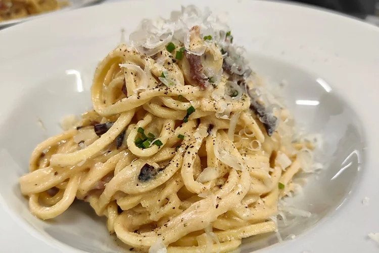Klassische Carbonara-Pasta mit traditionell, italienischem Speck, cremiger Sauce und frischem Mozzarella als genussvoller Anblick im Giovino Restaurant Düren.