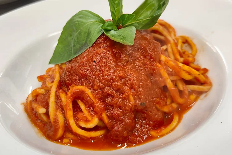 Traditionelle, toll angerichtete Pasta mit frischem Tomatensugo im italienischen Restaurant Giovino mitten in Düren.