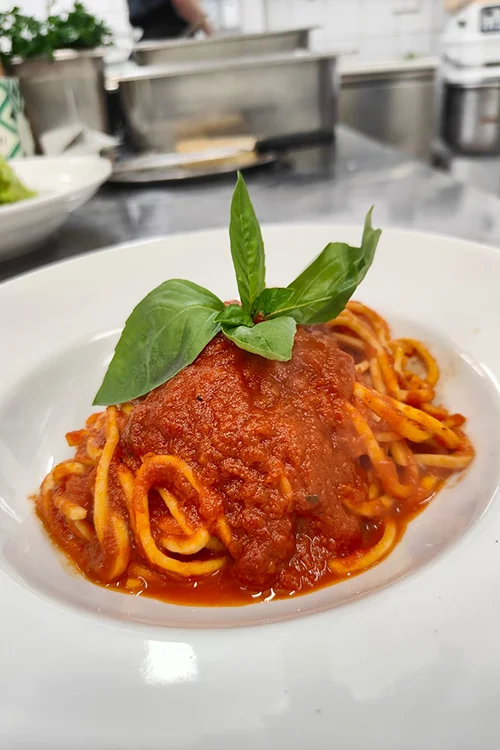 Traditionelle, toll angerichtete Pasta mit frischem Tomatensugo im italienischen Restaurant Giovino mitten in Düren.