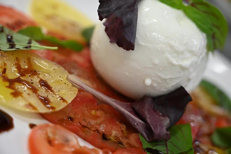 Antipasti-Platte mit frischem, knackigem Salat und original italienischem Mozzarella.