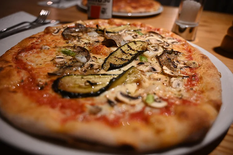 Köstliche Steinofen-Pizza belegt mit frischen Zutaten und traditionellem Mozzarella Käse von dem italienischen Restaurant Giovino in Düren.