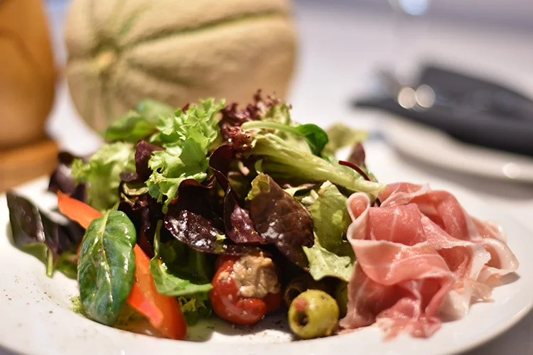 Frischer, knackiger Salat mit italienischem Schinken serviert von dem traditionellen Restaurant Giovino aus Düren.
