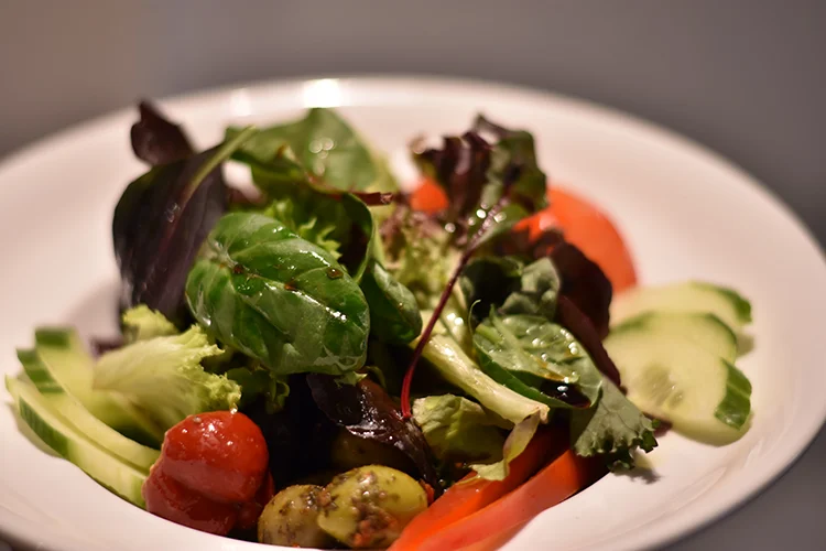 Frischer Salat mit italienischen Oliven schön angerichtet von dem traditionellen Restaurant Giovino aus dem Herzen von Düren.