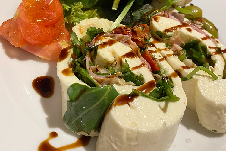 Frischer Parmaschinken eingerollt in italienischen Käse und knackigem Salat aus dem traditionellen Restaurant Giovino in Düren.